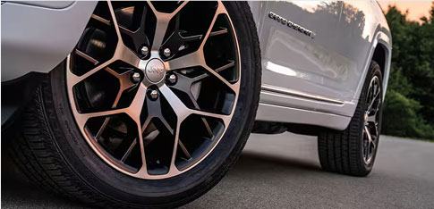 Rims and tires of a Jeep Grand Cherokee