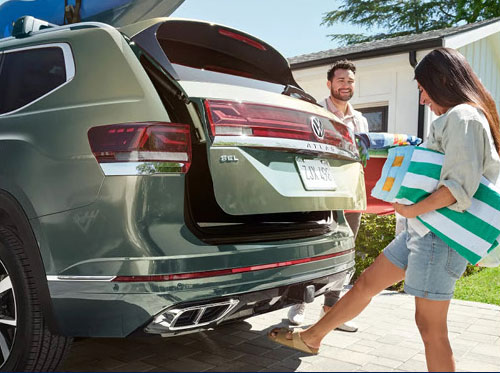 Volkswagen Atlas hands free power liftgate opening with family unloading cargo